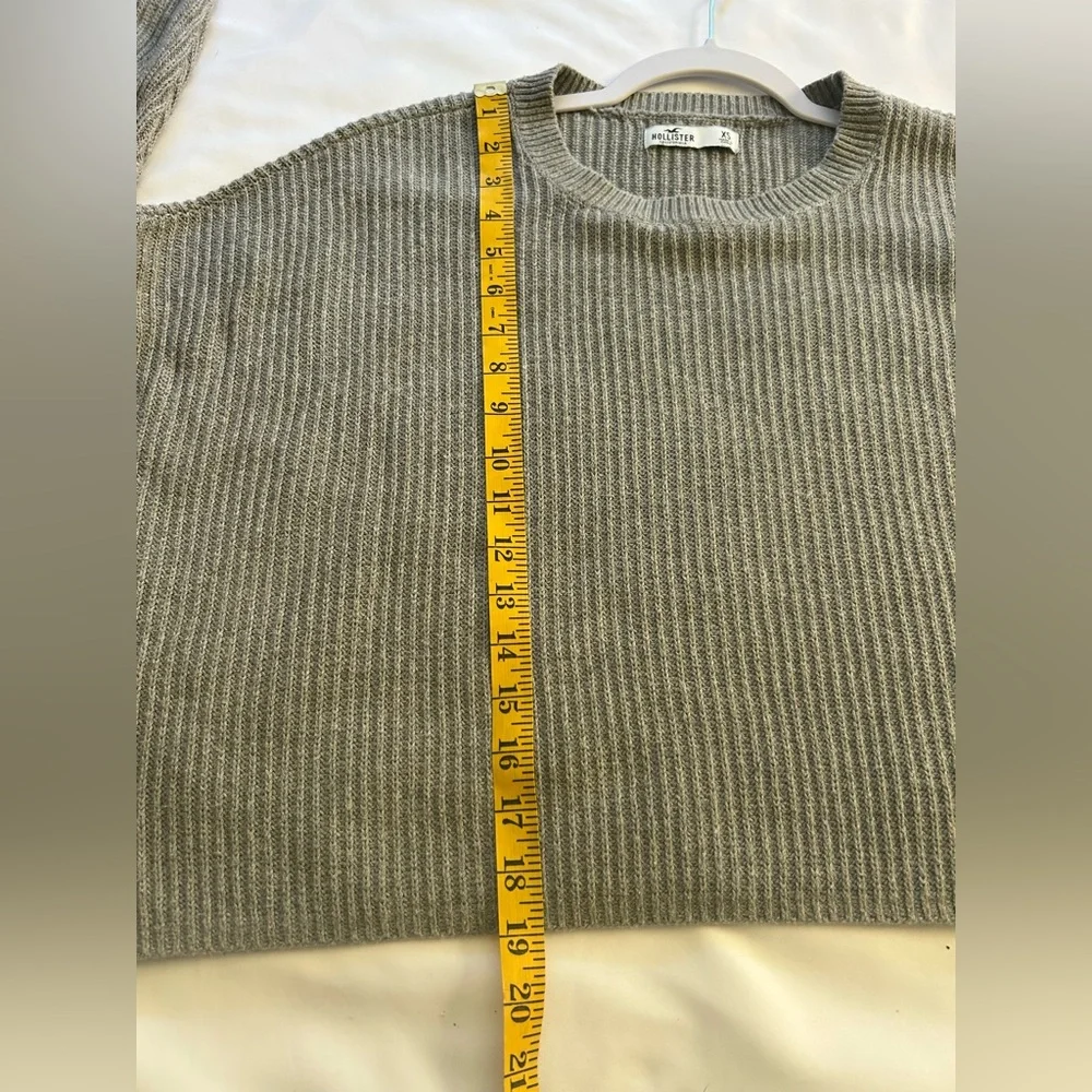 Hollister XS grey cropped knit sweater. Slouchy cut, dropped shoulder. Very nice